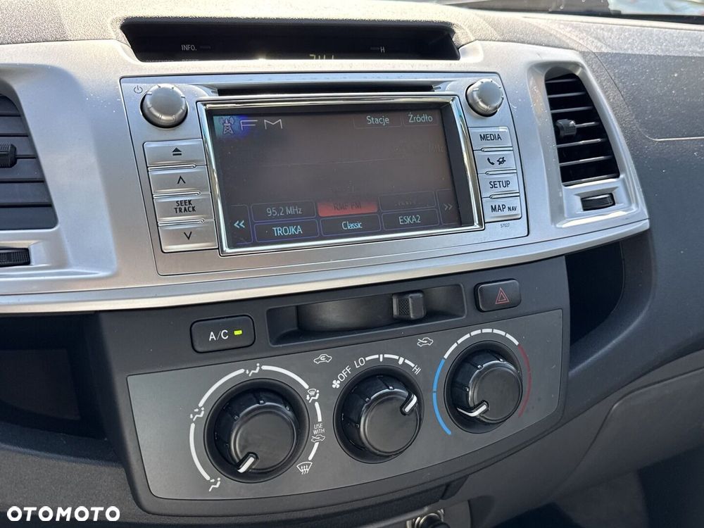 Toyota Hilux 2.5 D-4D SR - 28