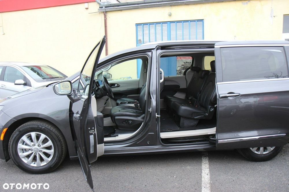 Chrysler Pacifica - 40