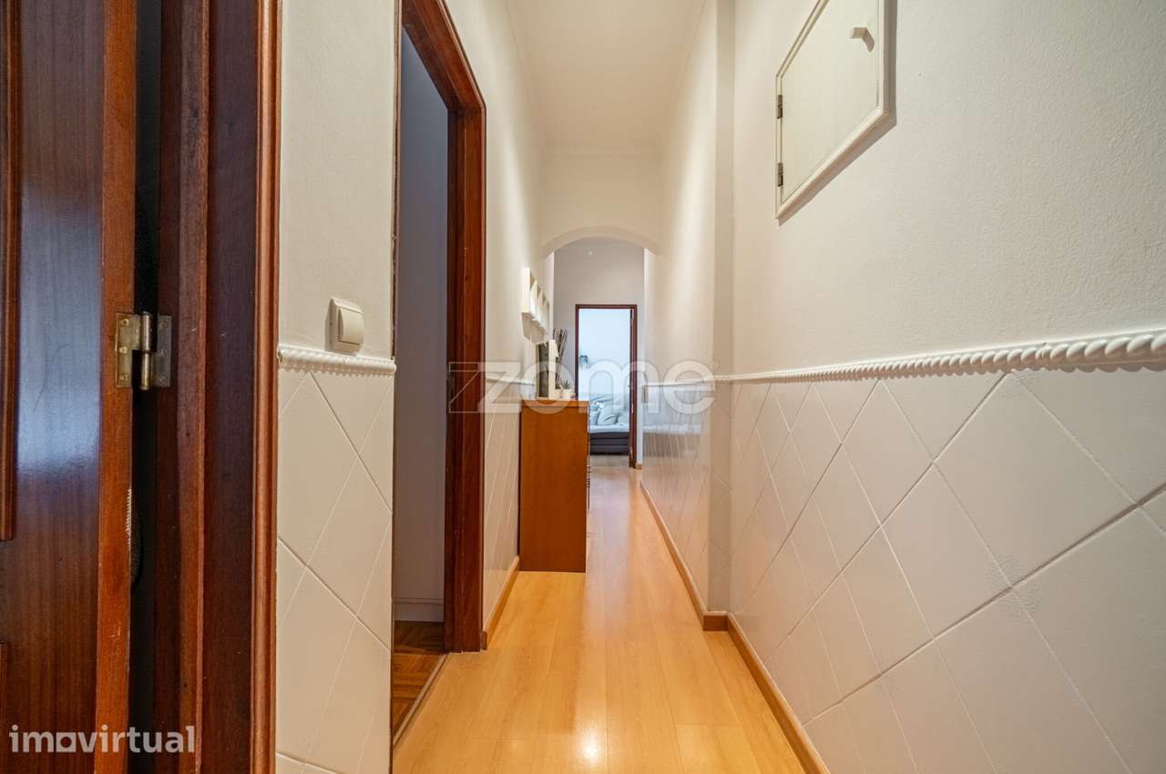 T2 Remodelado | Varanda Fechada | Excelente Localização na Buraca - Grande imagem: 5/20