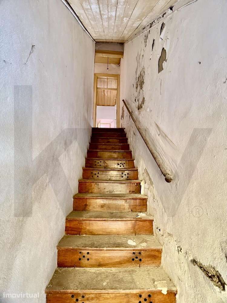 Moradia T3 para recuperar — no coração do centro histórico de Santiago - Grande imagem: 5/16
