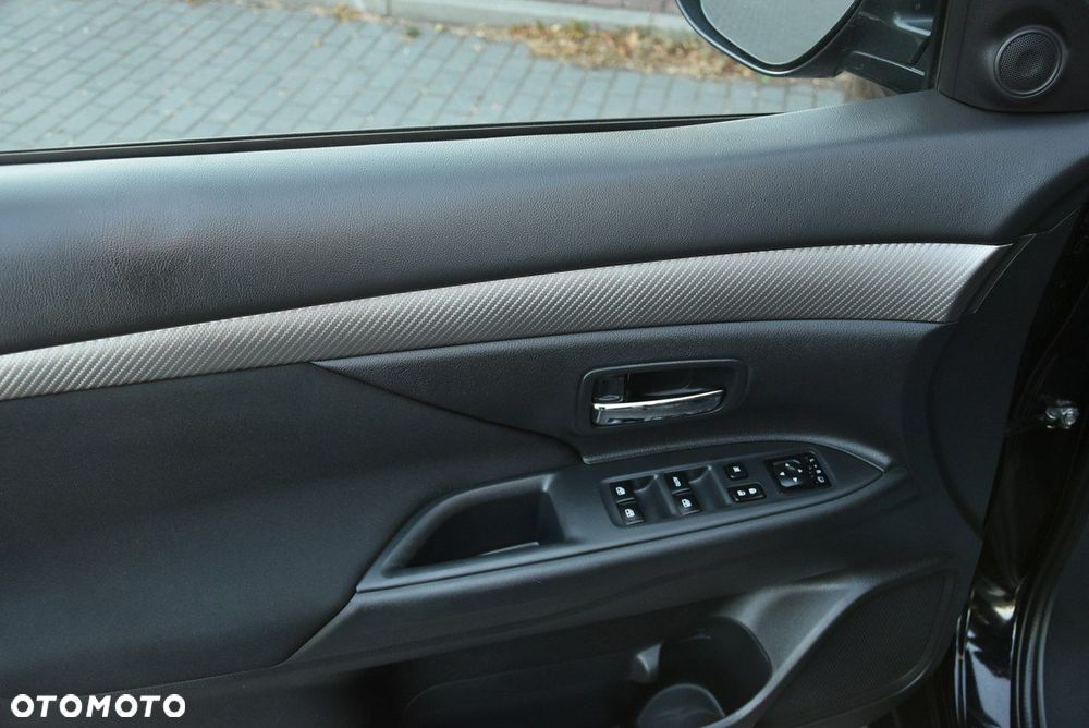 Mitsubishi Outlander 2.0 Instyle Navi 4WD CVT - 24