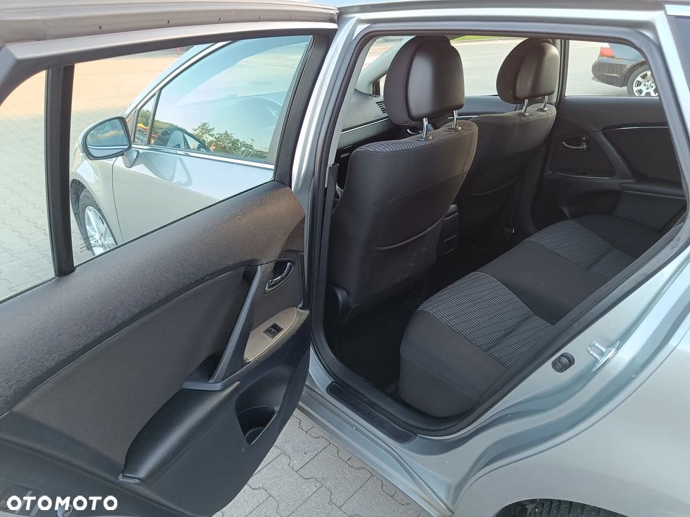 Toyota Avensis Combi 2.0 D-4D Edition - 21