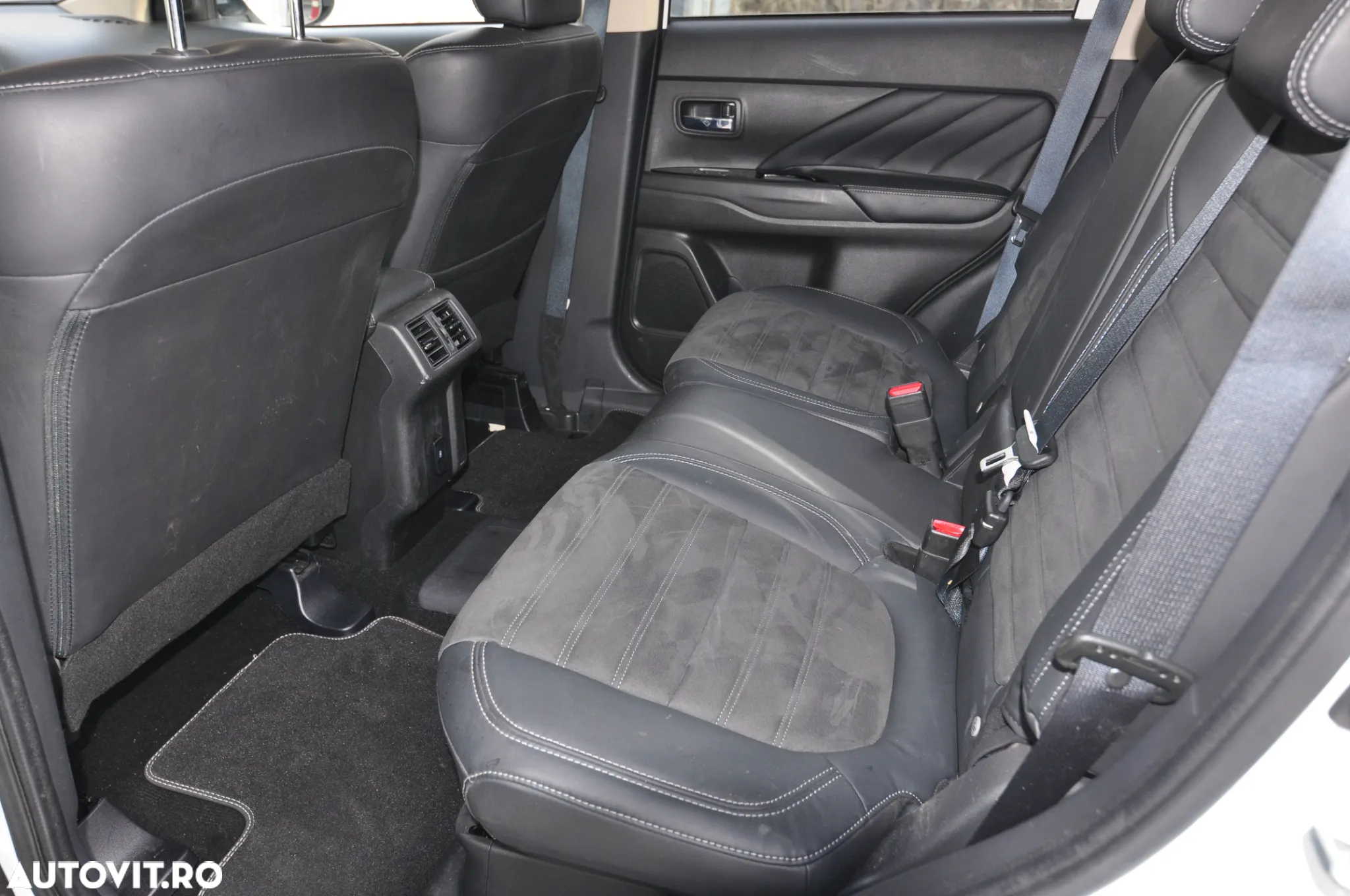 Mitsubishi Outlander 2.4 4WD Plug-In Hybrid - 7