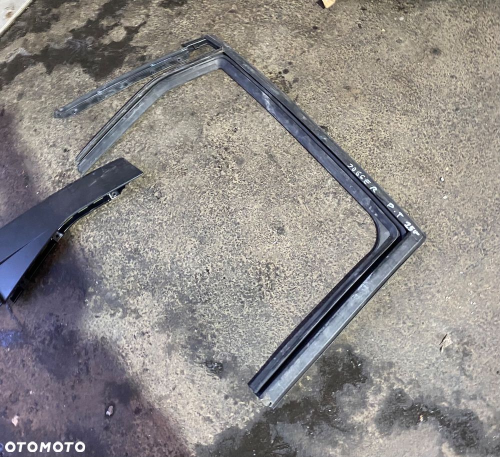 DACIA JOGGER lift IGŁA ! USZCZELKA RAMKA GUMOWA drzwi prawy tył prawych tylnych prawa tylna  uszczelka szyby drzwi tylne prawe - 3