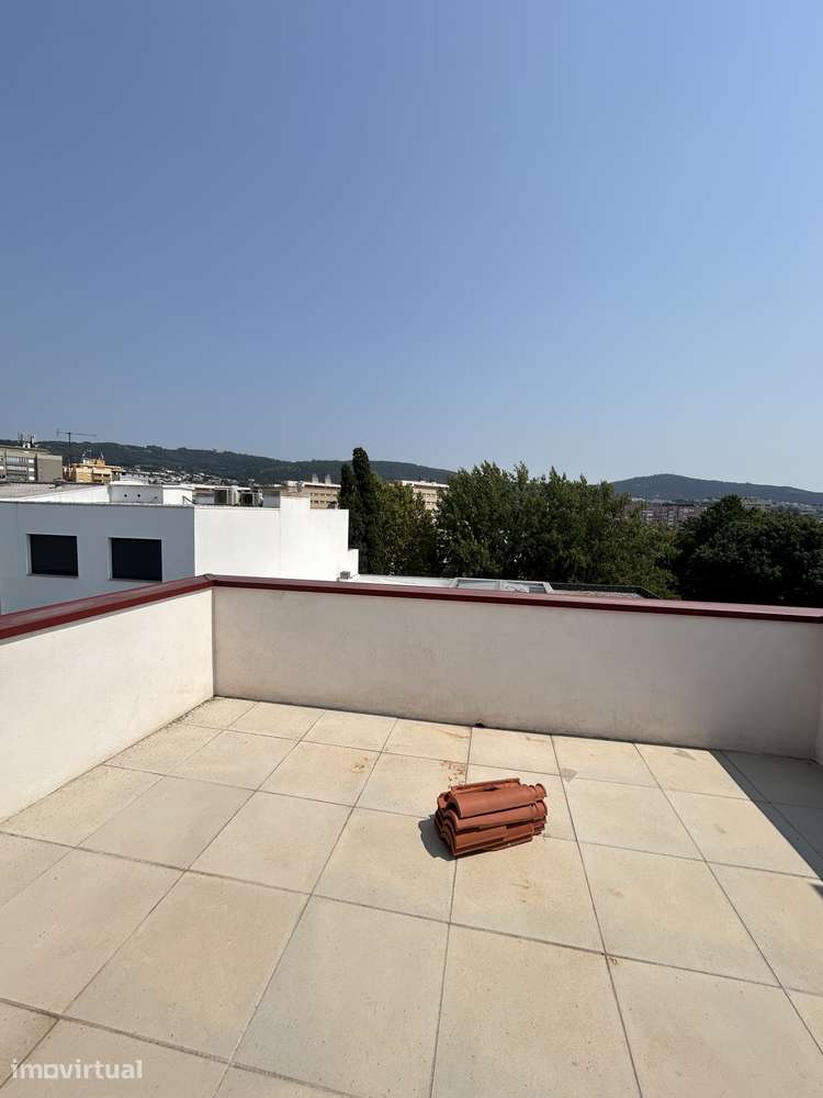 VENDE-SE T2 com Terraço, Cozinha Equipada, Varanda, no Centro de Braga - Grande imagem: 2/15