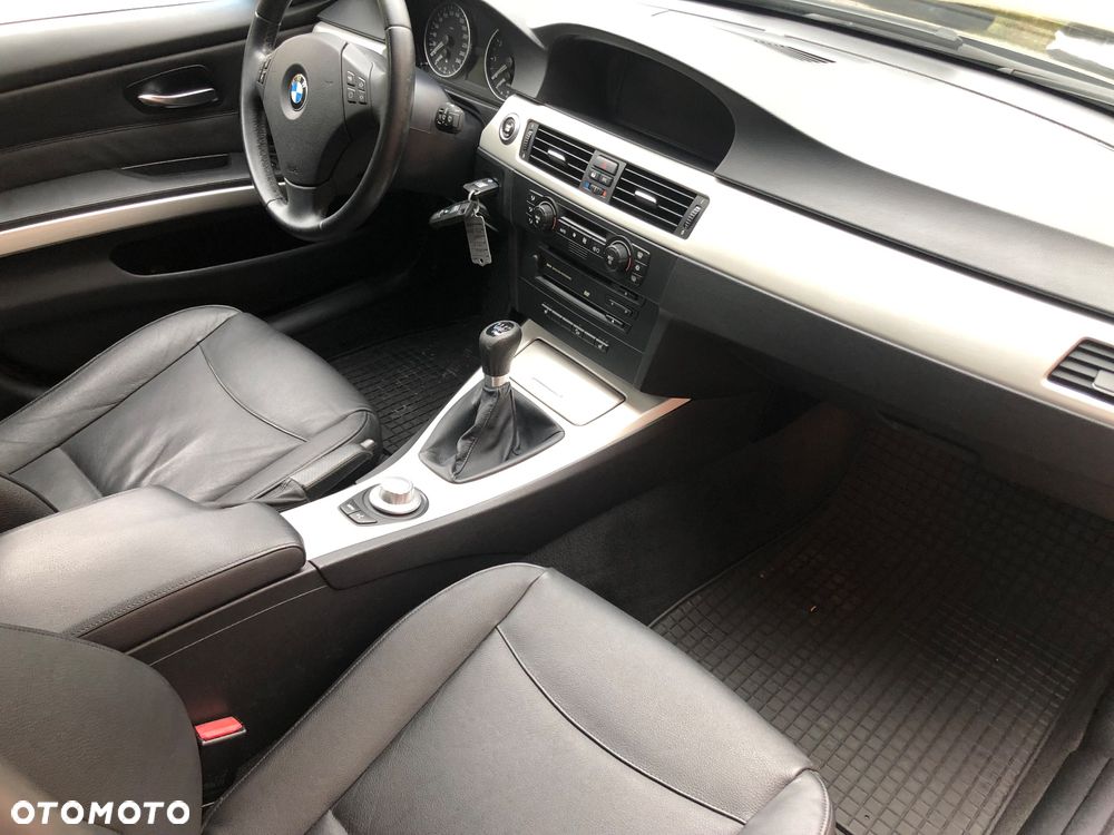 BMW Seria 3 325xi Touring - 16