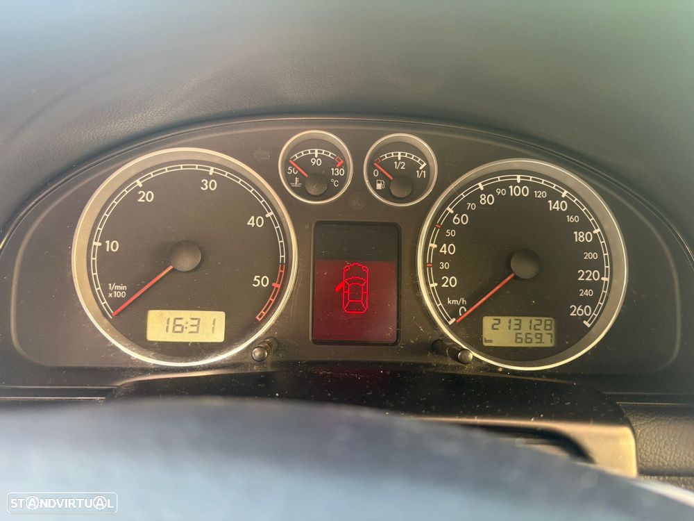VW Passat 1.9 TDi Highline - 4