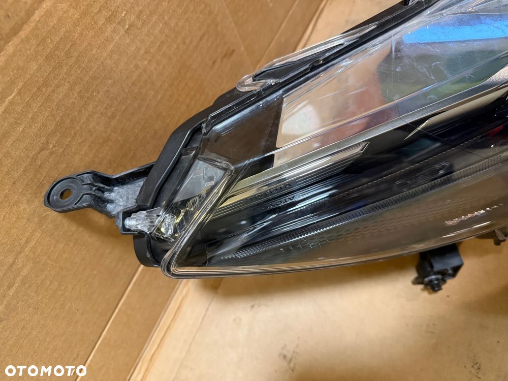 Lampa prawa Toyota Corolla Cross 2022- OE - 5