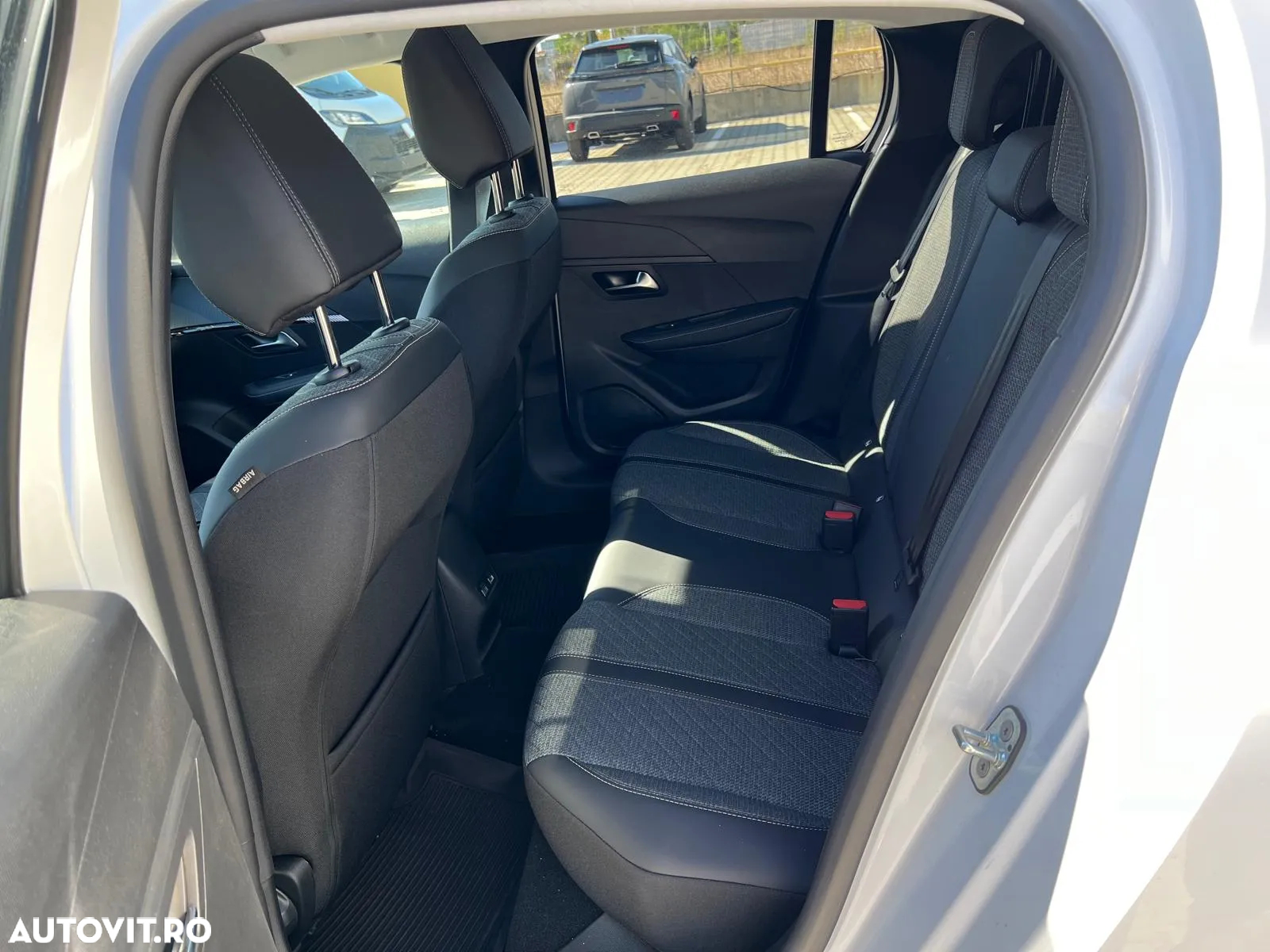 Peugeot 208 1.2 L PureTech STT EAT8 Allure - 11