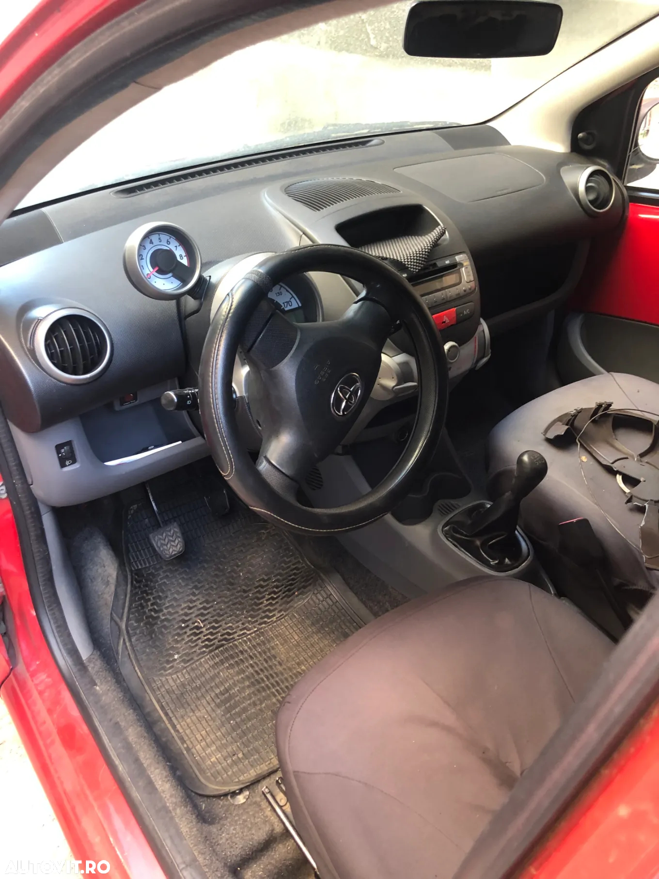 Dezmembrez Toyota Aygo rosu 1.0 benzina 2006 - 7