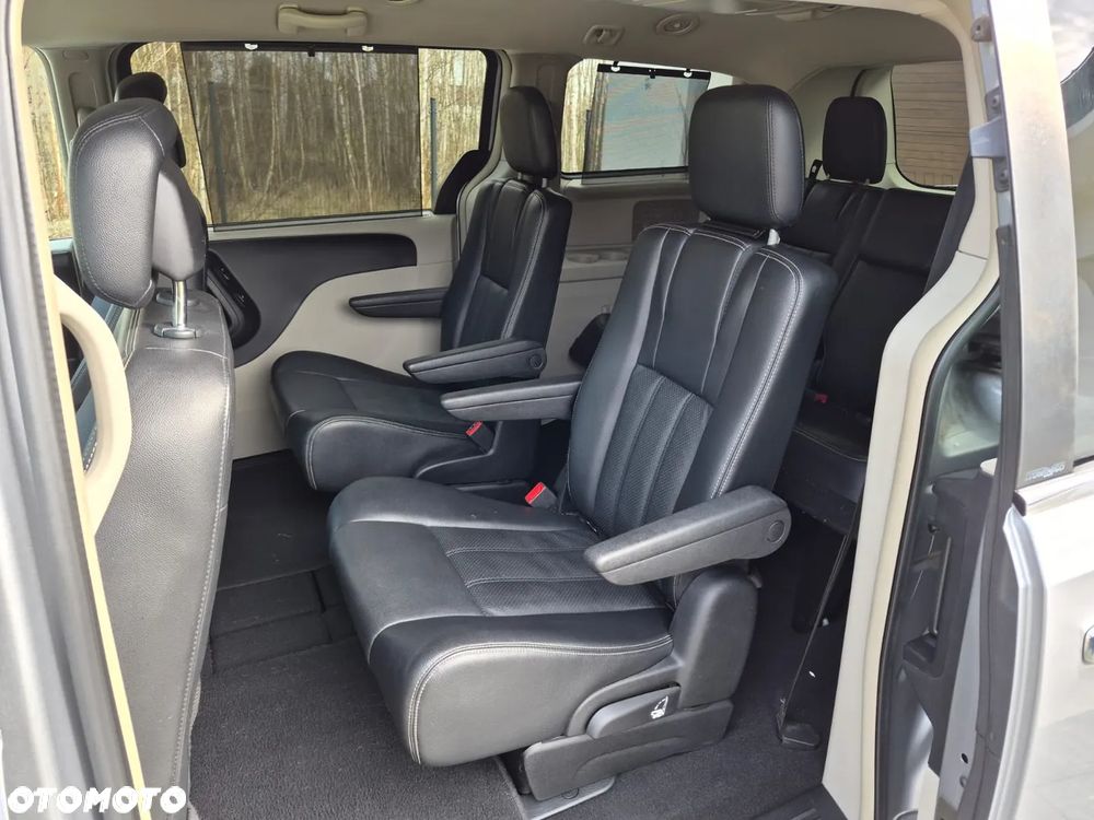 Chrysler Town & Country 3.6 Limited - 10