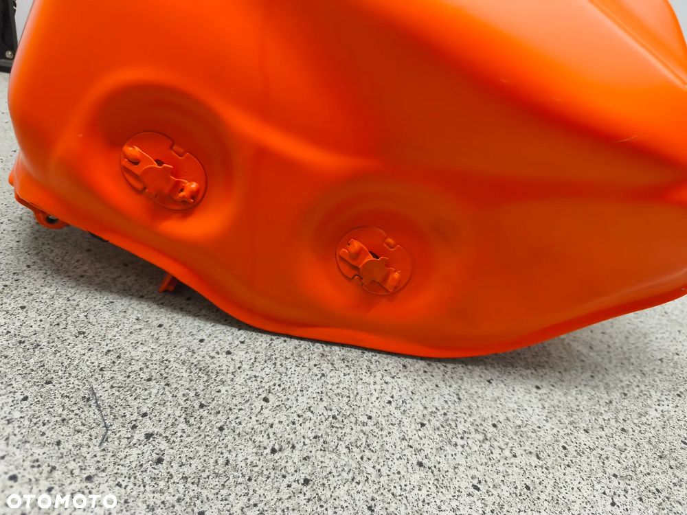 Bak, zbiornik paliwa KTM 390 Duke 24- - 21