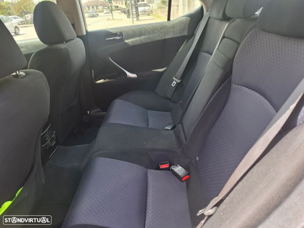 Lexus IS 220 d Base 11 - 12