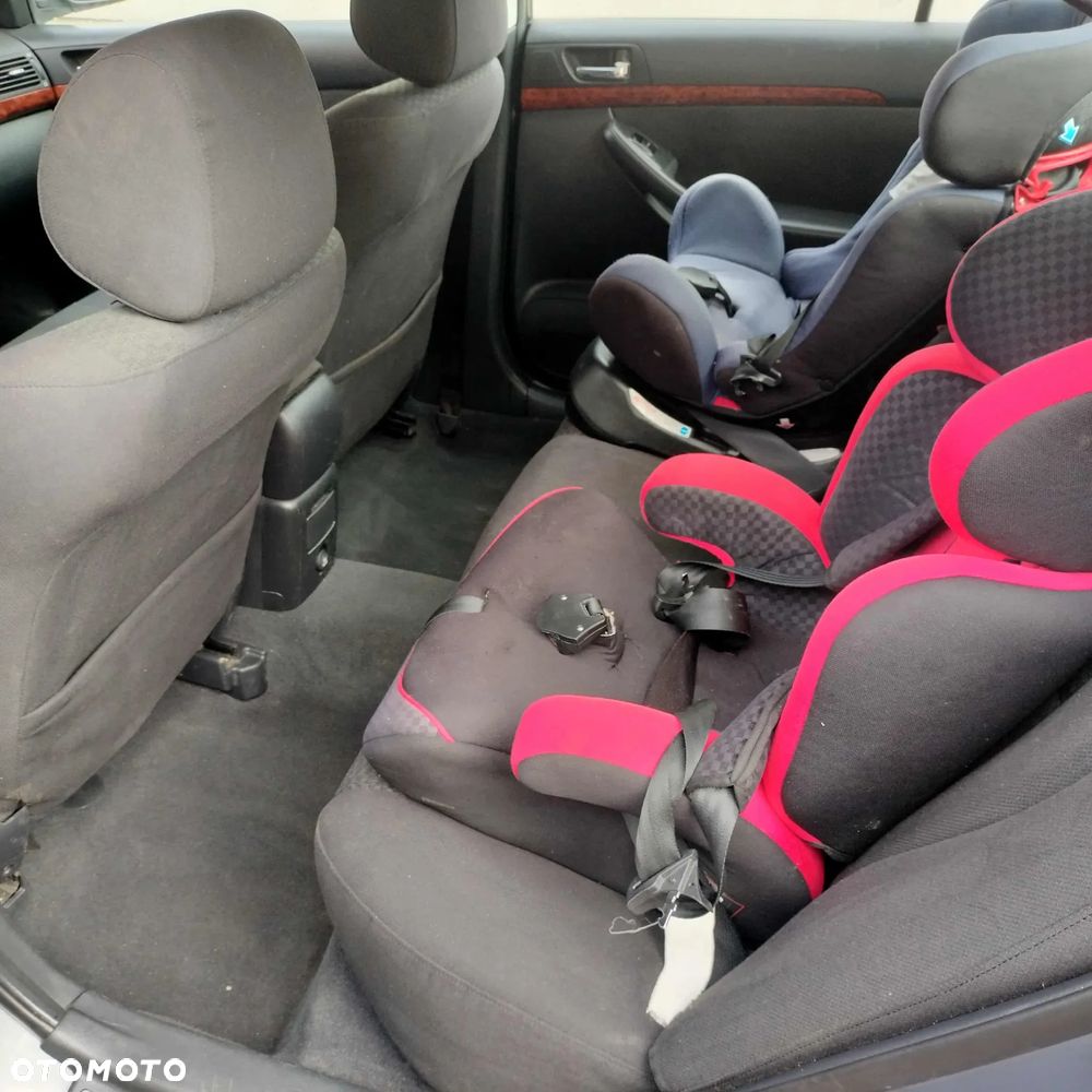 Toyota Avensis - 13