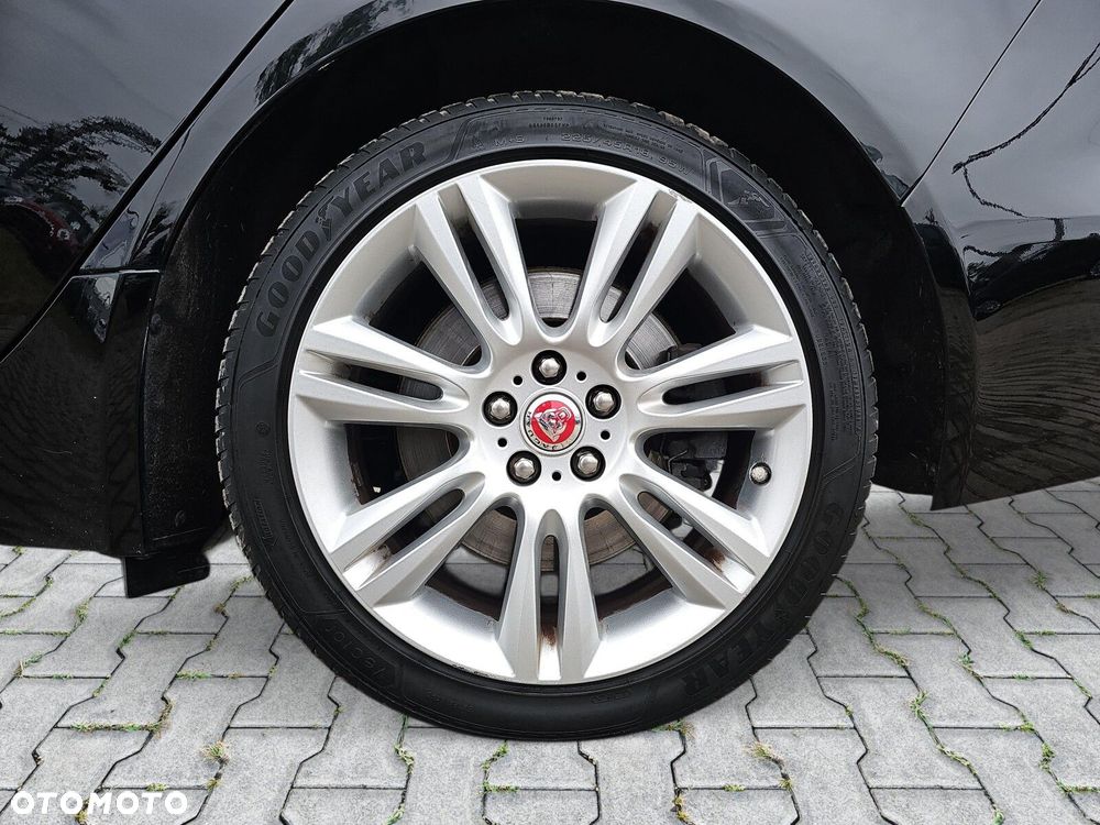 Jaguar XE - 13