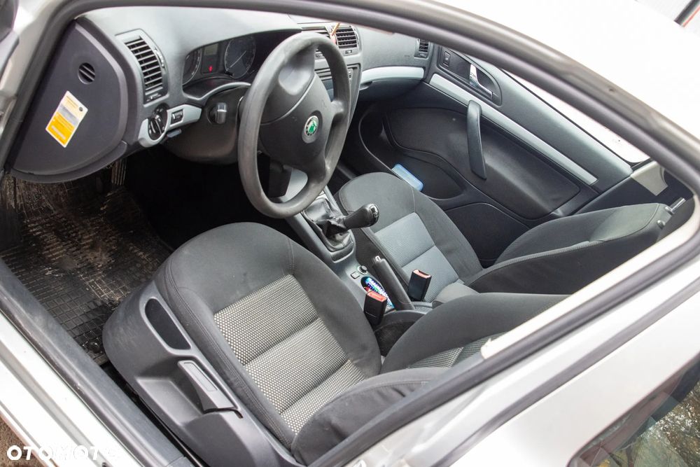Skoda Octavia 1.6 Ambiente - 16