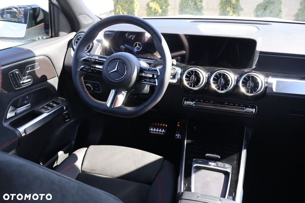 Mercedes-Benz GLB - 38