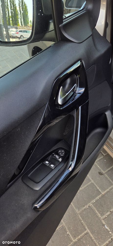 Peugeot 208 - 25