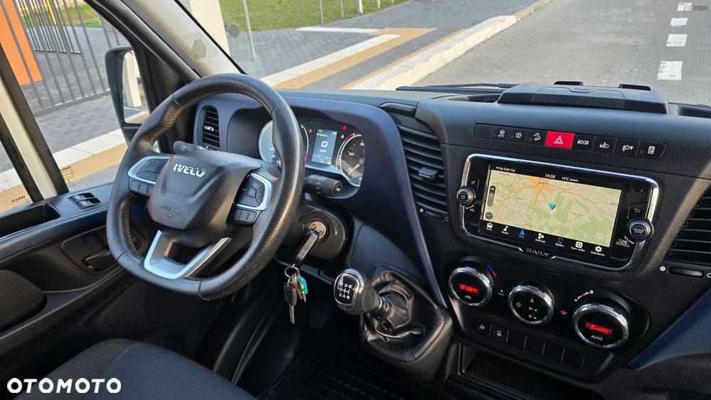 Iveco ❗️❗️DAILY 3.0 180KM MAXI 50C18 L4H3 JAK NOWY ❗️❗️NOWY MODEL / ZABUDOWA VIP 9 OSÓB HAUSER / 3500KG HAK / PIERWSZY WŁASCICIEL / BLASZAK / NAVI / KAMERA COFANIA / ZAWIESZENIE PNEUMATYCZNE AIR-PRO  / KLIMATYZACJA POSTOJOWA / SKRZYNIA MANUALNA / BLIŹNIAKI / TEMPOMAT / WERSJA WZMOCNIONA / FULL OPCJA / SERWIS ASO / SALON POLSKA / 35C15 50C15 35C18❗❗ JAK Z SALONU - NOWY -❗❗ - 31