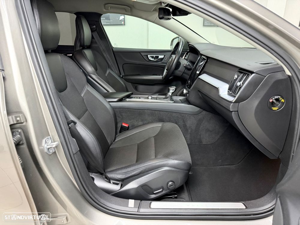 Volvo V60 2.0 D3 Momentum Core Geartronic - 24