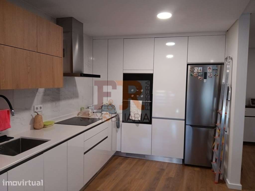 Excelente !!Apartamento T2 Semi- Novo com Varanda e Garagem - Grande imagem: 5/32