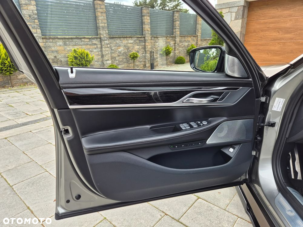 BMW Seria 7 750i xDrive sport - 14
