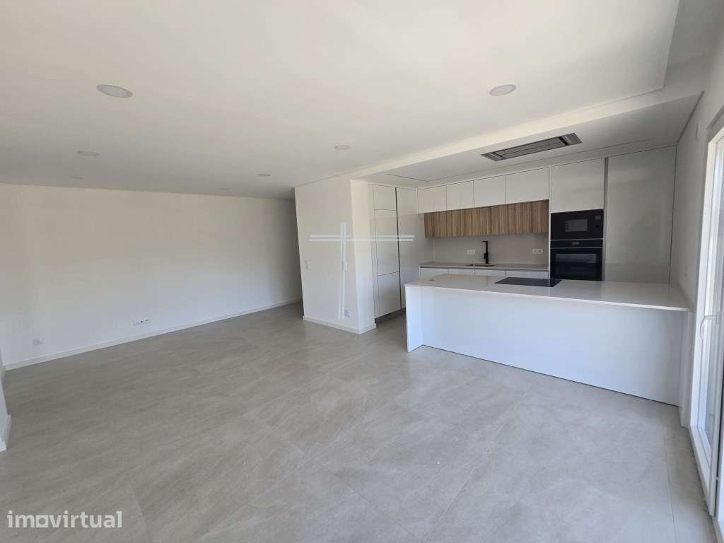 Apartamento T2, com parqueamento para 1 carro e arrecadação - Quint... - Grande imagem: 2/18