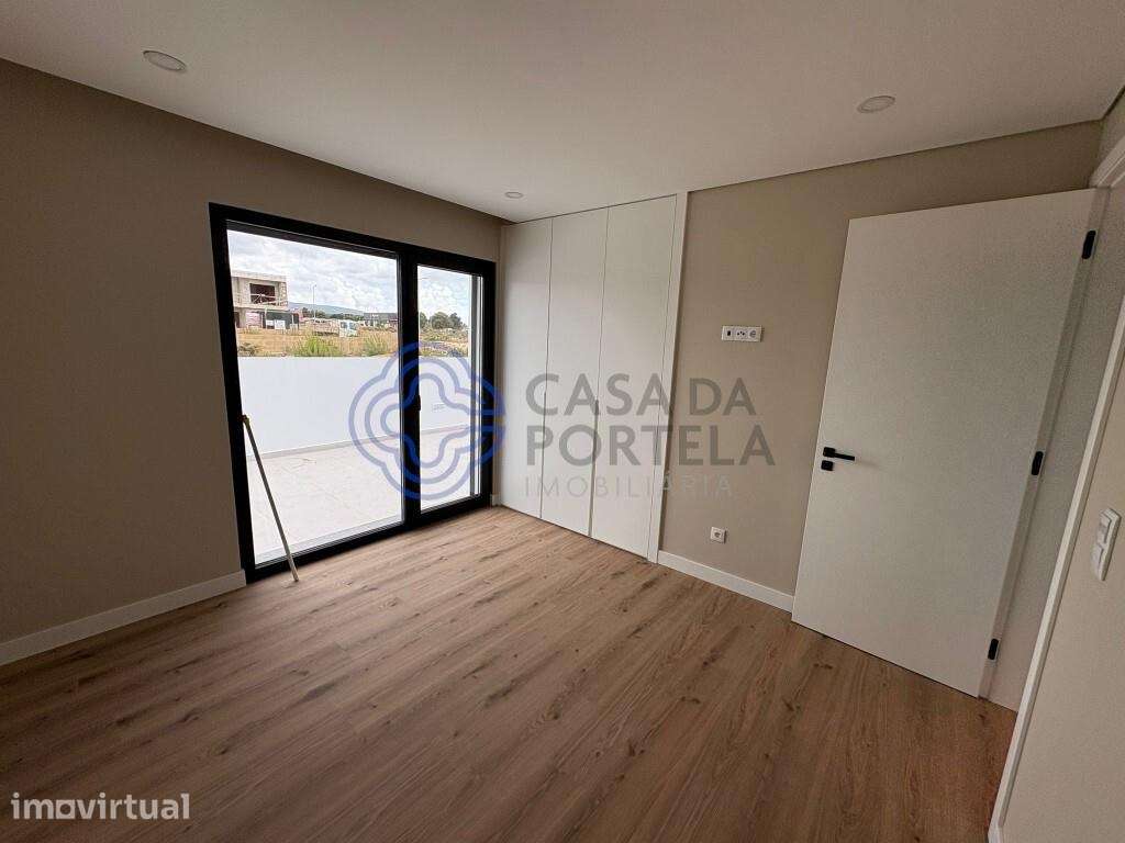 Venda de Moradia isolada em Azeitão, nova, pronta a estrear com vista - Grande imagem: 5/23