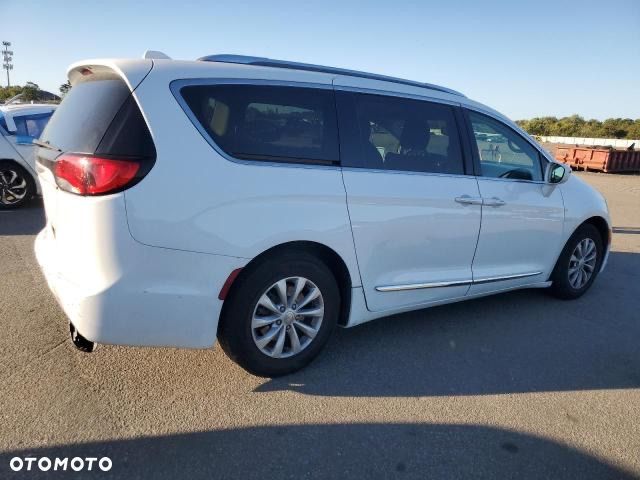 Chrysler Pacifica - 3