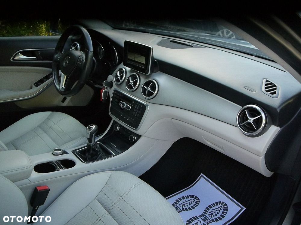 Mercedes-Benz GLA 200 UrbanStyle Edition - 23