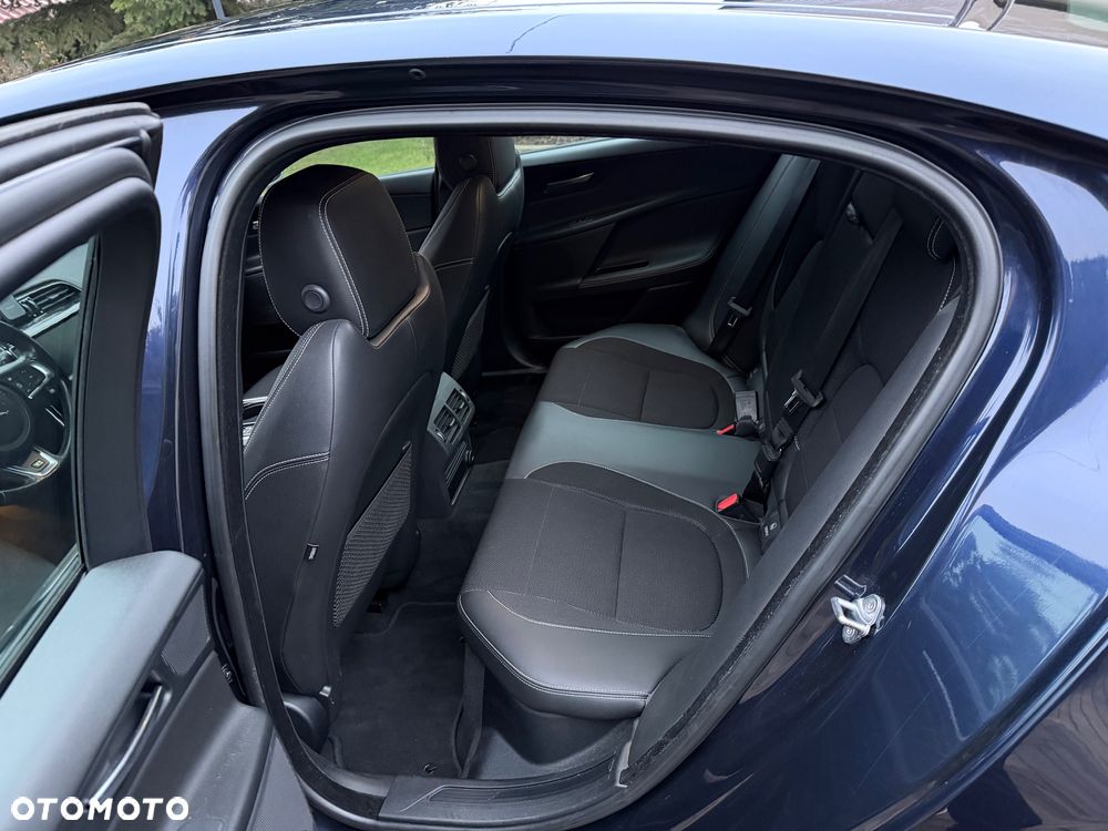 Jaguar XE 20d R-Sport - 17