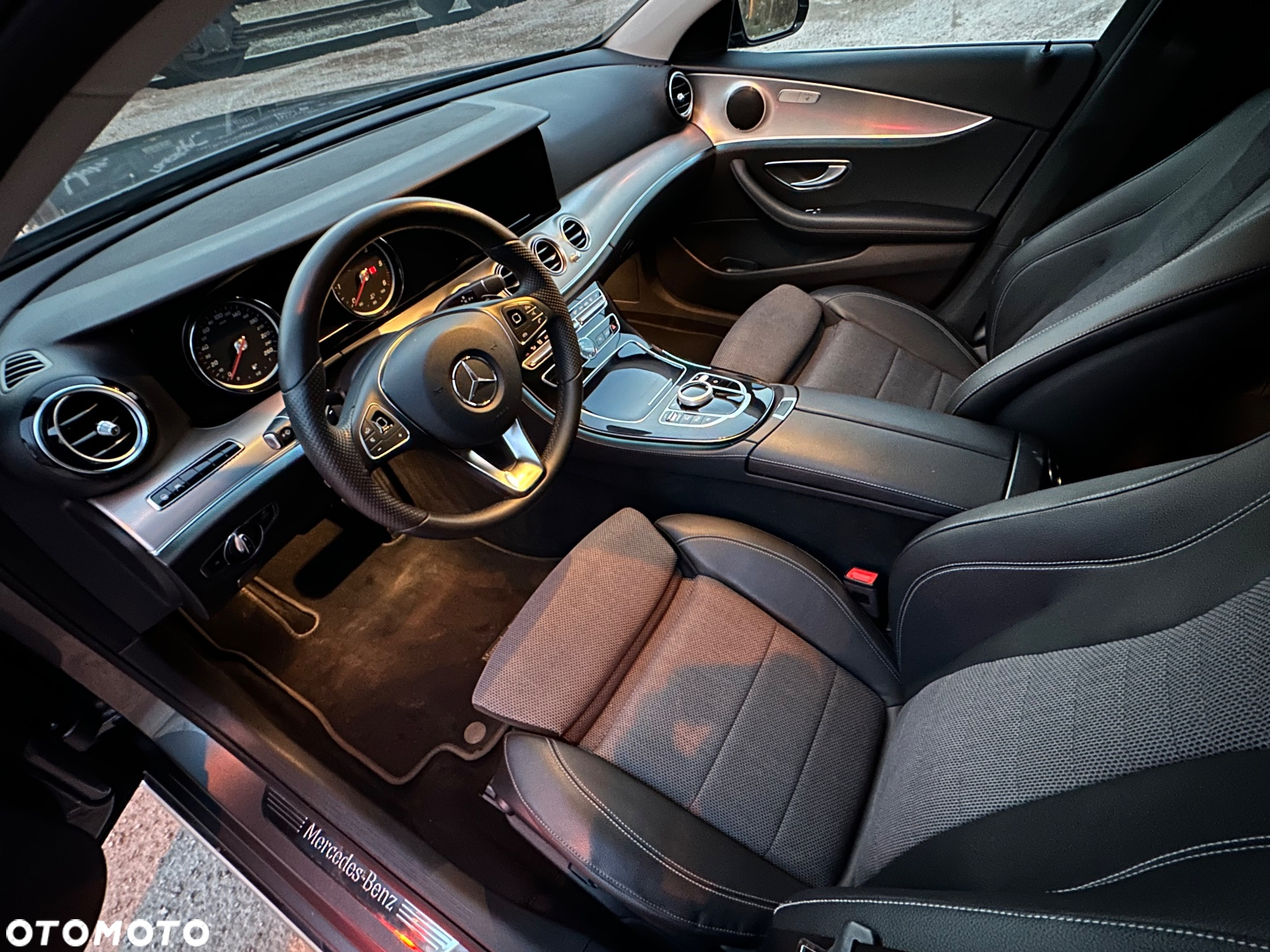 Mercedes-Benz Klasa E 220 d 4Matic T 9G-TRONIC Avantgarde - 27