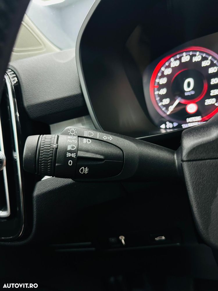Volvo XC 40 T2 Momentum Core - 29