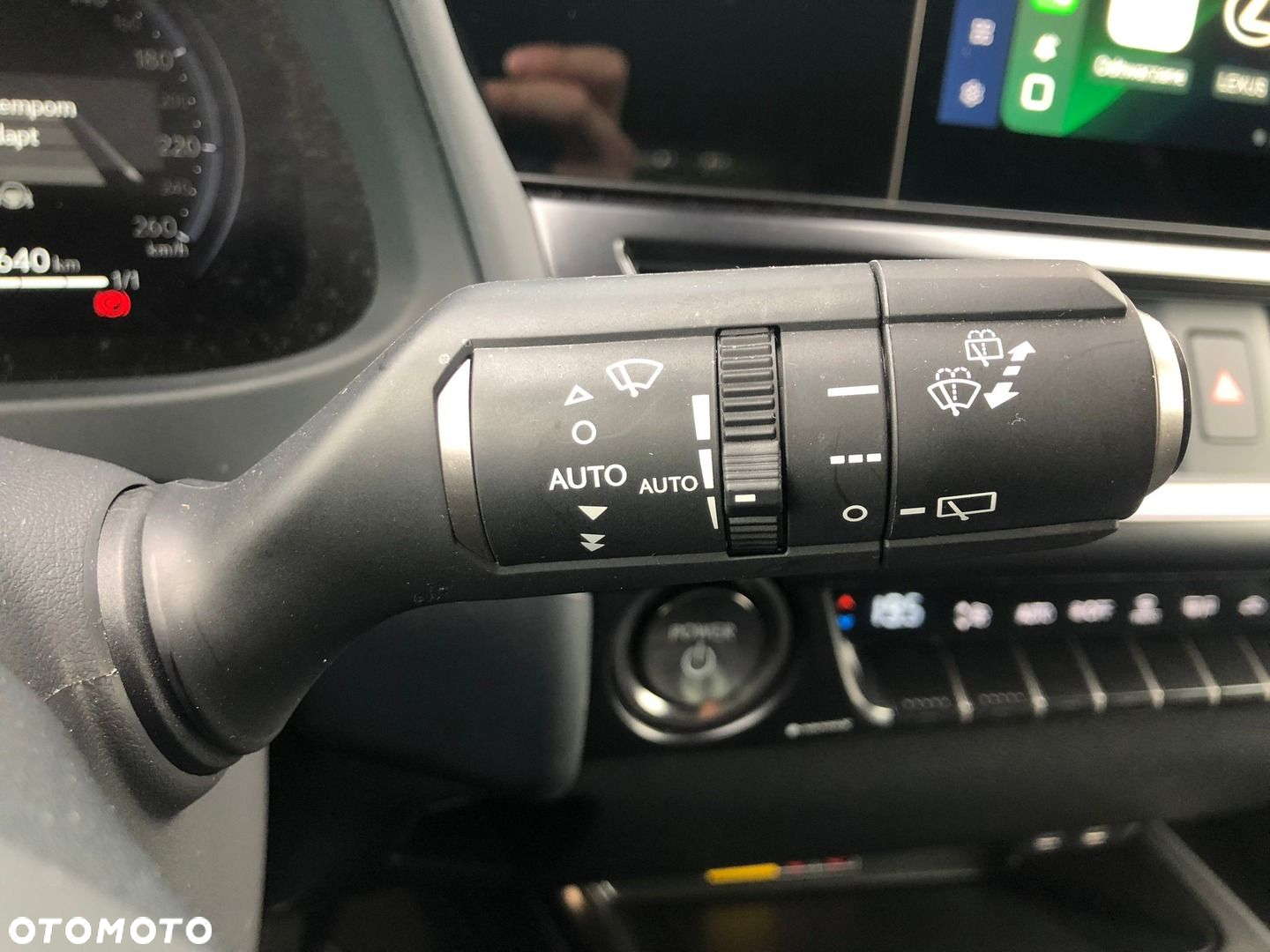Lexus UX - 35
