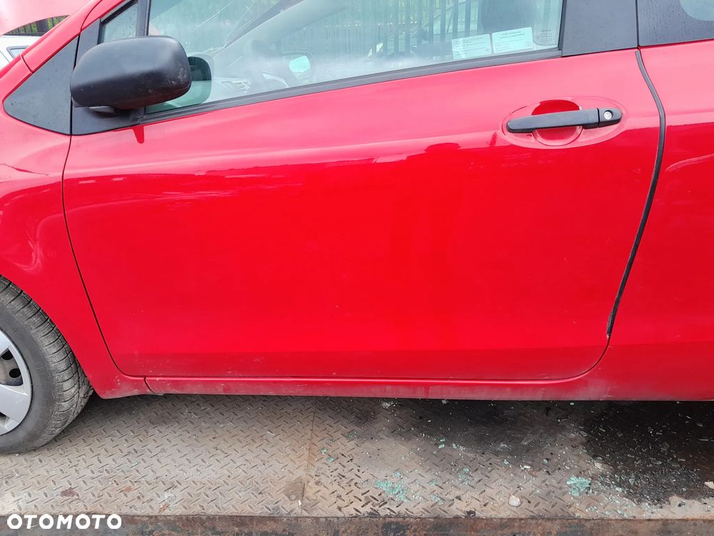 Drzwi lewe TOYOTA Yaris II 05-11r. 3D 3P0 - 2