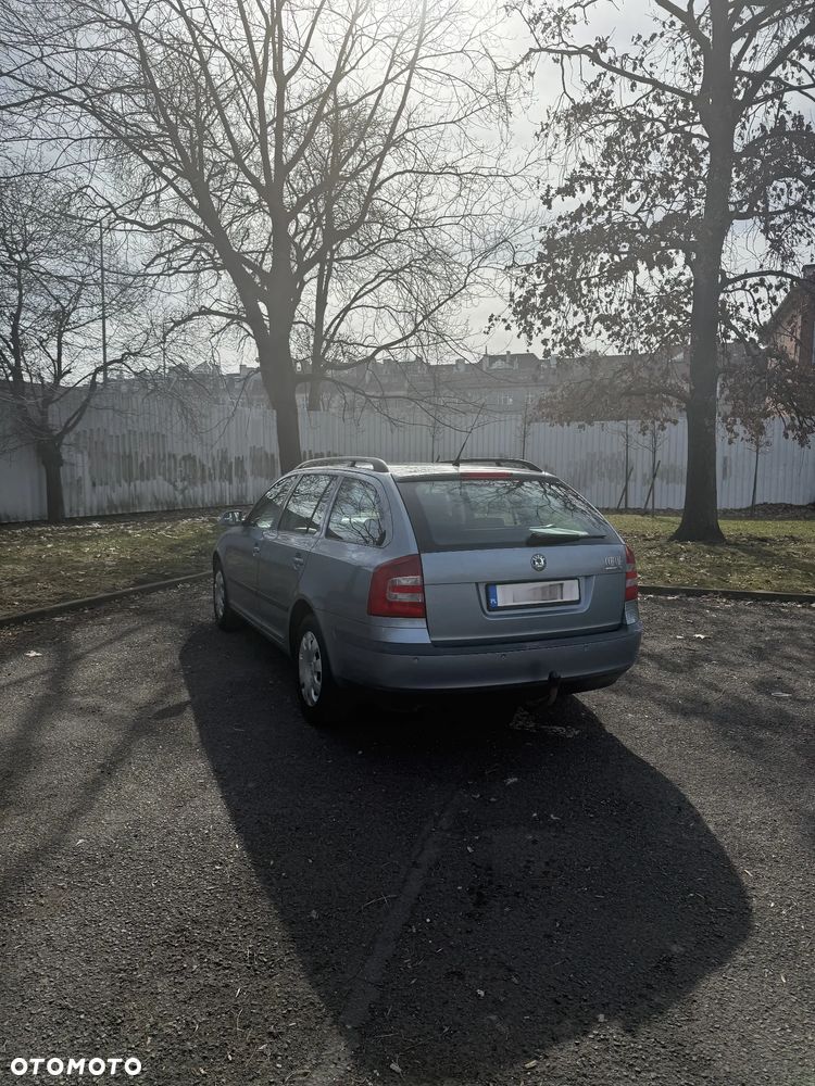 Skoda Octavia 1.6 FSI Ambiente - 8