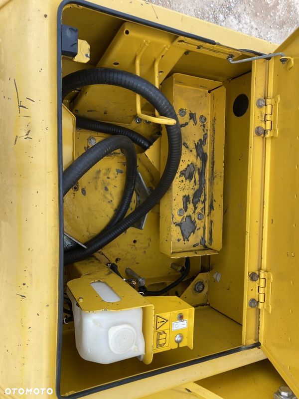 Komatsu PC210-LC - 10