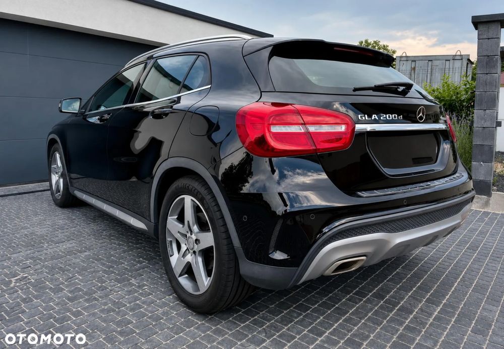 Mercedes-Benz GLA 250 4Matic 7G-DCT - 3