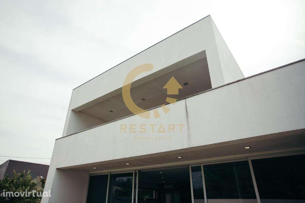 Moradia T5 de 2 pisos, amplos espaços e área exterior - Grande imagem: 2/60