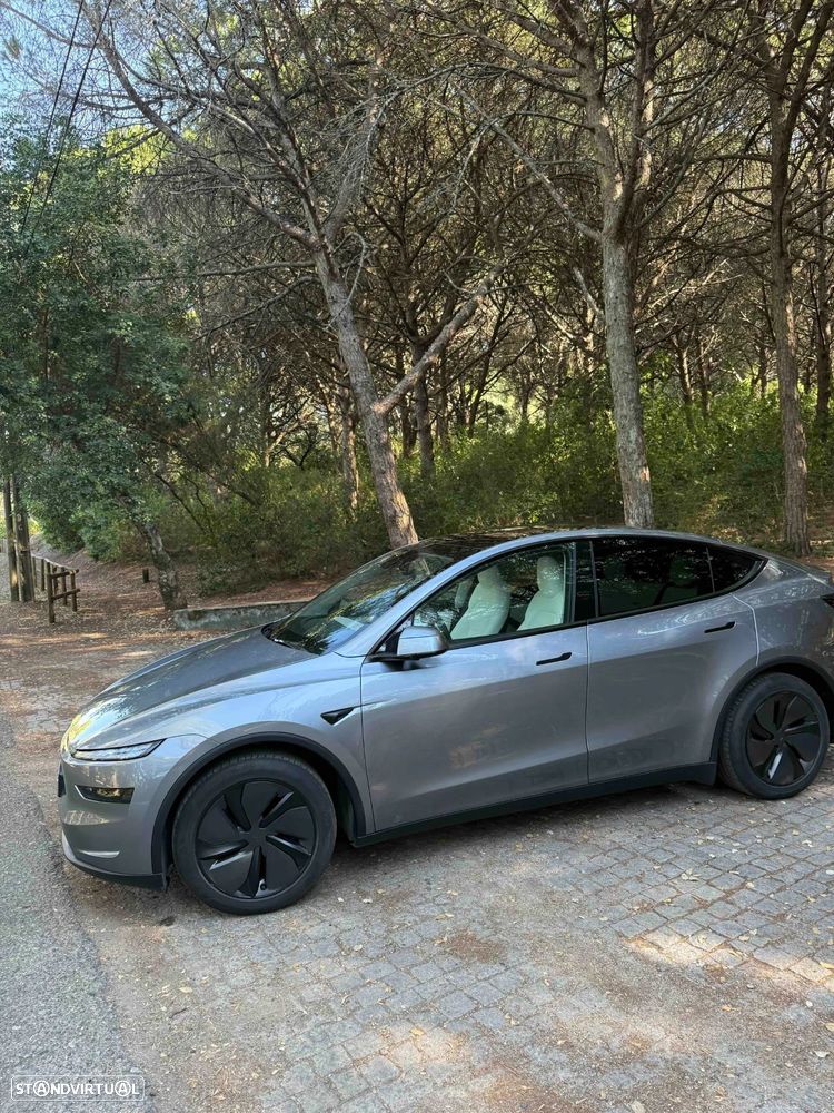 Tesla Model Y - 10