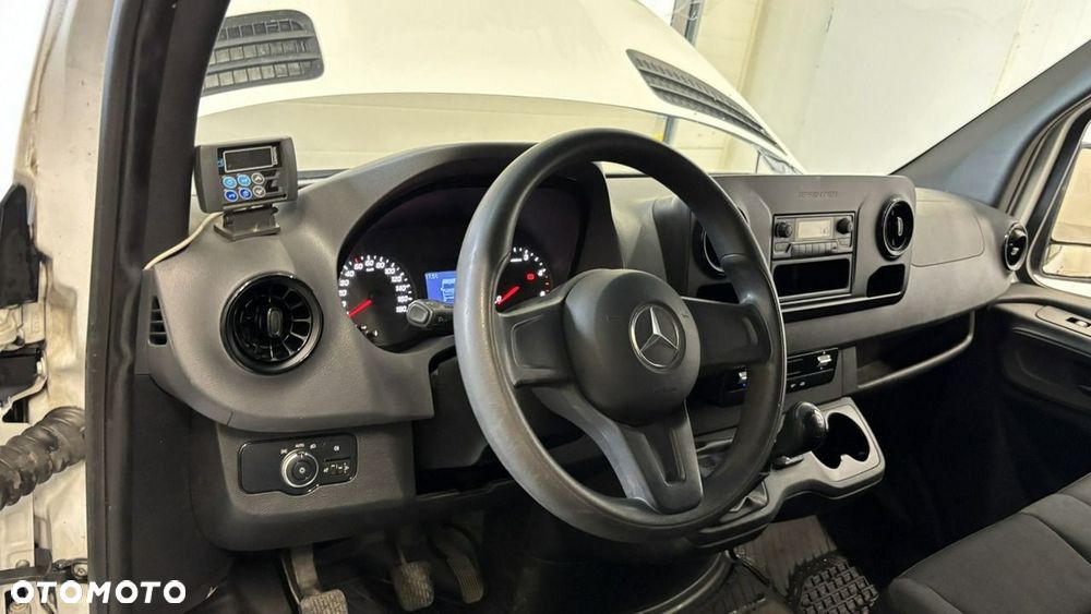 Mercedes-Benz Sprinter - 11