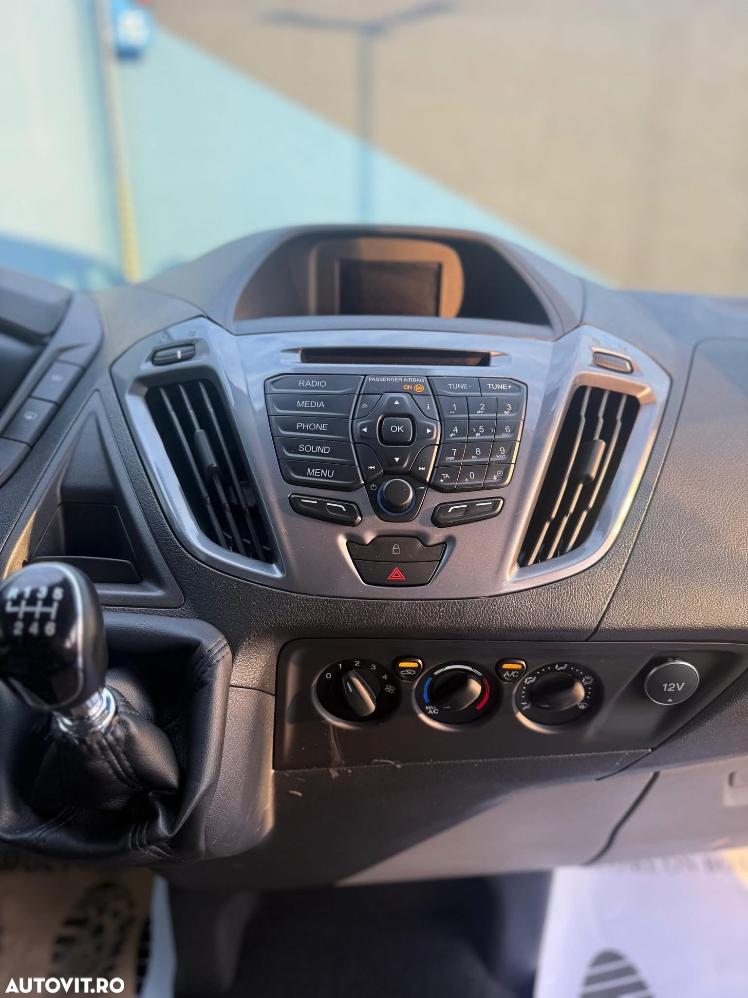 Ford Tourneo Custom Bus 320 2.0 EcoBlue 130 CP L1H1 Titanium - 13