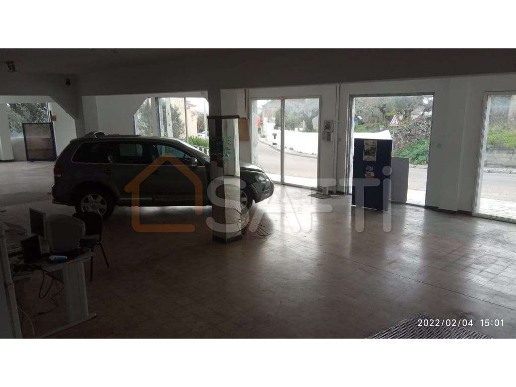 Venda - Casa com Espaço Comercial 437 m2 Moitas de Venda - Alcanena - Grande imagem: 2/9