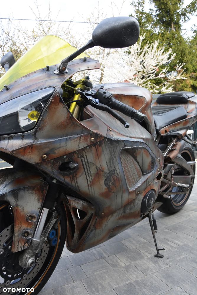 Yamaha R1 - 4