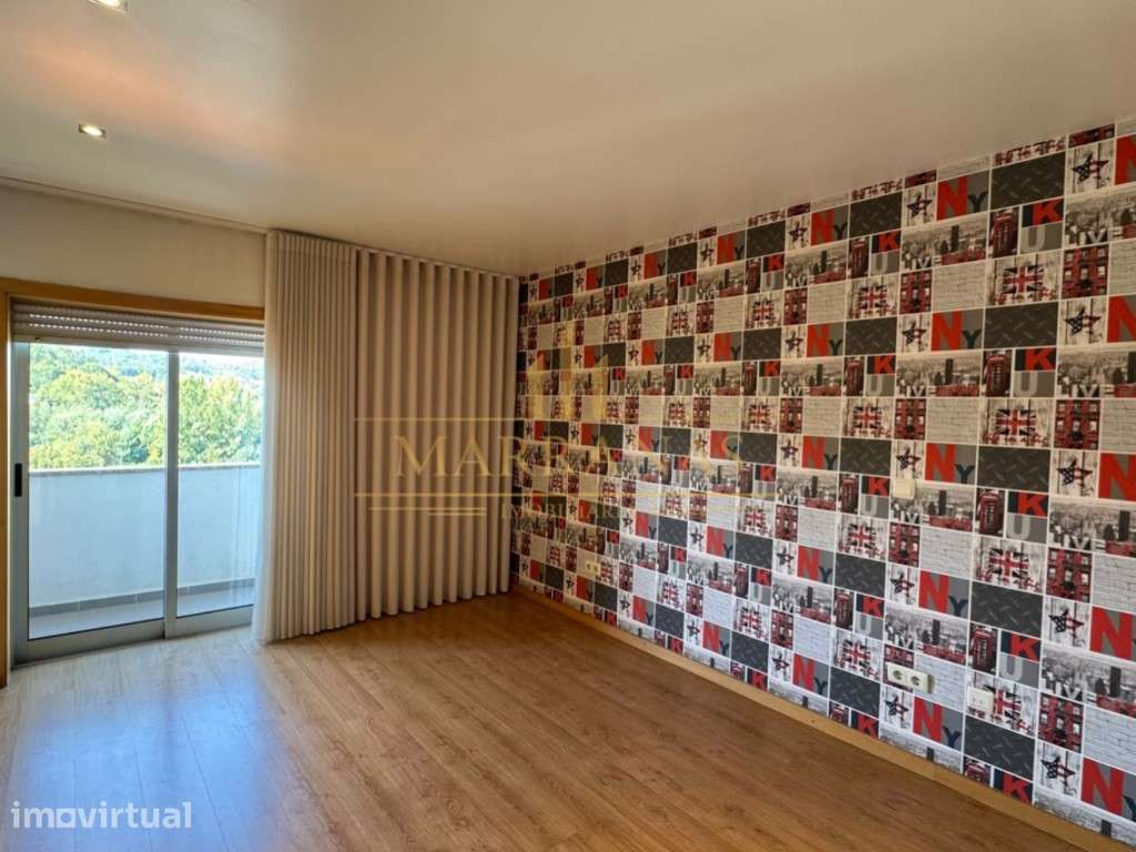 Apartamento T2 com Varandas e Garagem - Centro de Paredes - Grande imagem: 2/21