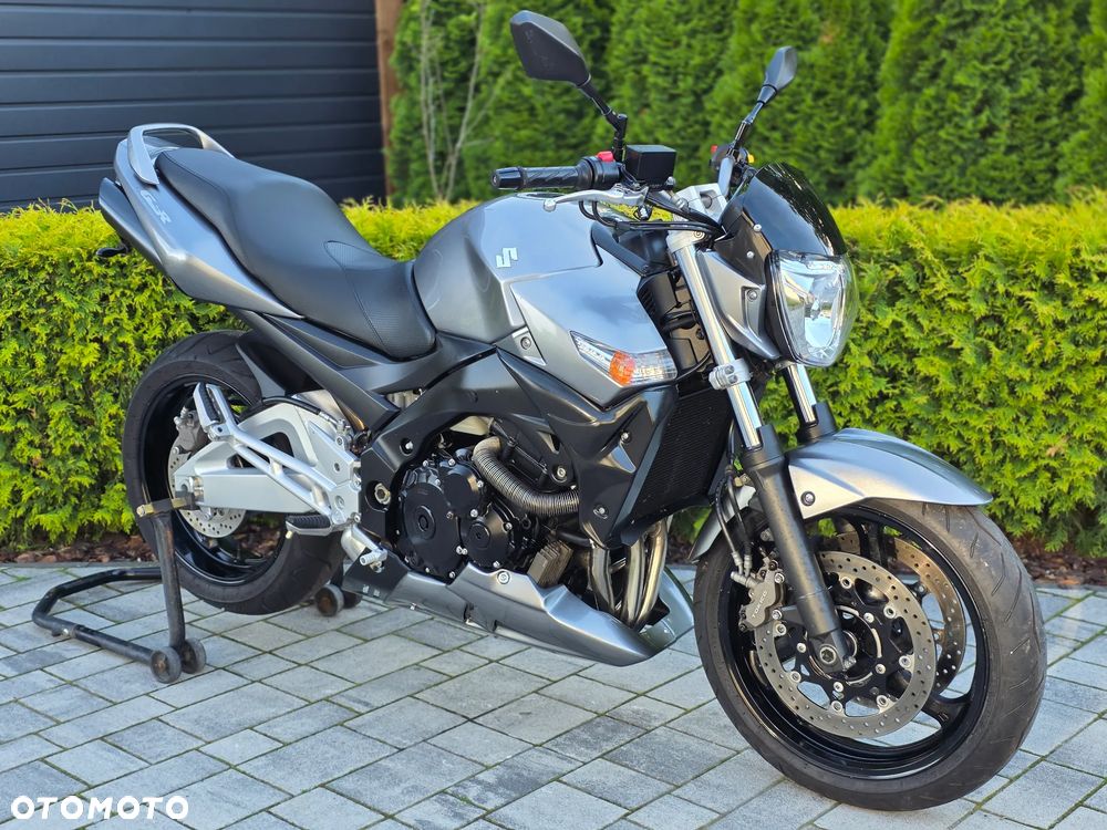 Suzuki GSR - 2