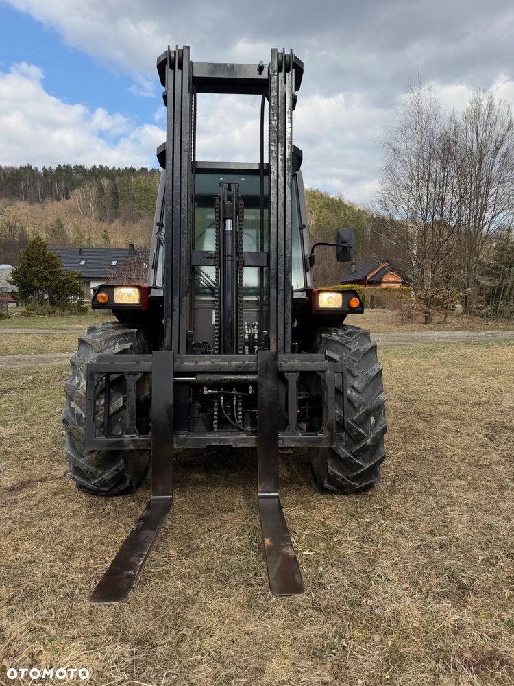 Manitou M30-4 T Wózek Widłowy 4X4 TERENOWY. 1910mtg. Maszyna Jak Nowa! Maszt Triplex WOLNY SKOK! 2016rok. z Norweskiego Gospodarstwa. Silnik PERKINS TURBO 90km. DEKRA Aktualna 2026rok! 3 tony Udzwig! Posuw wideł Hydrauliczny! Jazda REWERS+4 biegi. Ani deka luzów czy wycieków! Zadbana Maszyna! Okazja. Podzespoły jak Nowe tłoczyska suche! 5,5 wys. Podnoszenia - 3
