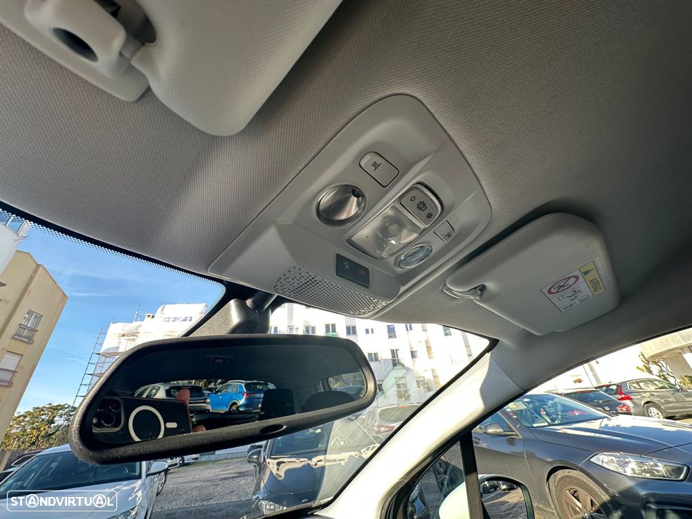 Peugeot 2008 1.2 PureTech Signature - 19