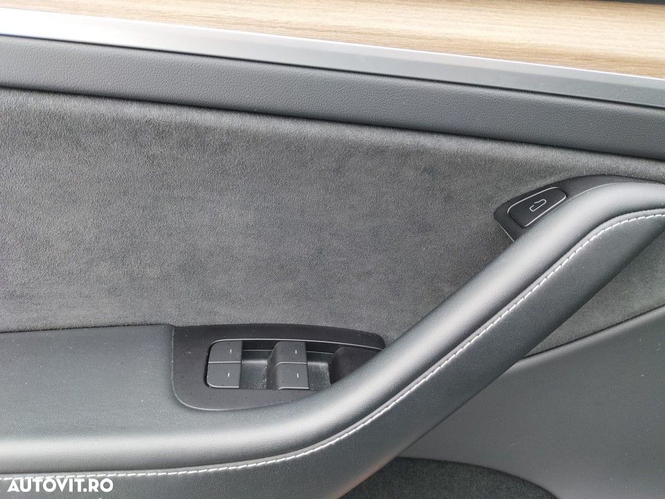 Tesla Model Y Long Range AWD - 14