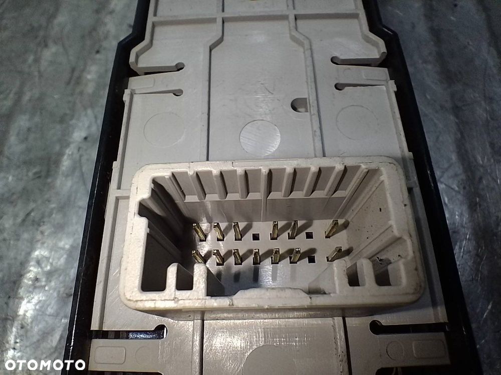 PRZEŁĄCZNIK SZYB LUSTEREK RENAULT LAGUNA III 809610006R 2.0 16V - 2